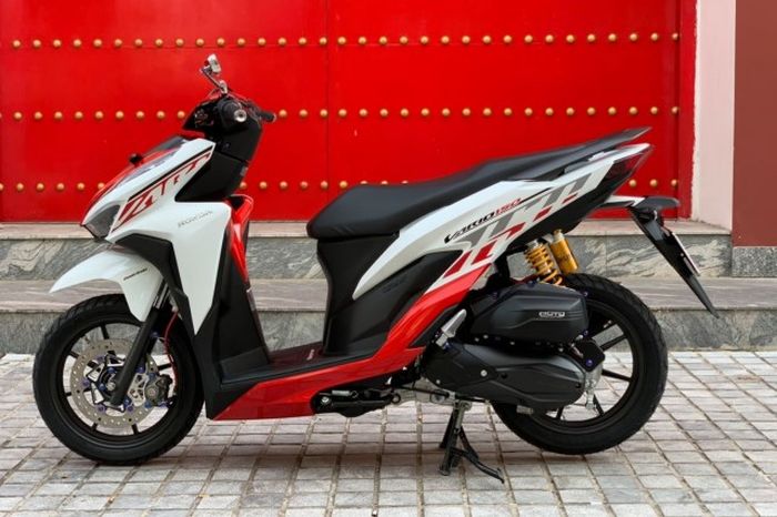 Shock belakang pakai Ohlins dan mesinnya masih standar