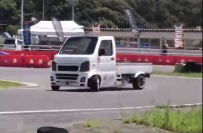 Suzuki Carry ketika diajak drifting di sirkuit kecil.