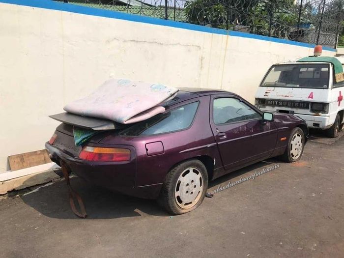Porsche 928 di halaman kantor Bea Cukai Pusat, Pulo Gadung Jakarta