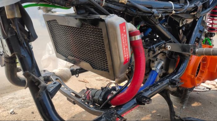 Posisi radiator pindah ke depan, menggantikan tempat tangki bahan bakar asli NMAX