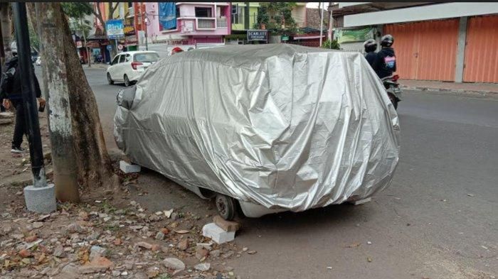 Kondisi mobil Toyota Yaris nopol N 1124 BB yang menjadi korban maling ban di Klojen Kota Malang, Minggu (8/8/2021) . 