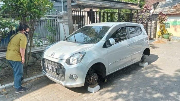 Mobil Daihatsu Ayla nopol N 1196 DO yang keempat bannya hilang dicuri maling ban mobil di Jalan Hamid Rusdi Malang (5/8/2021).  