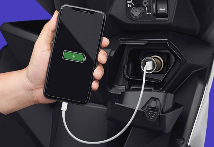 Charging smartphone di All New Honda BeAT