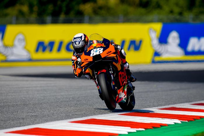 Merinding, begini kondisi ban pembalap Red Bull KTM, Miguel Oliveira di MotoGP Styria 2021.