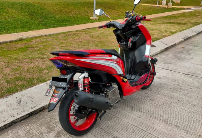 Yamaha Lexi dibiki jadi double sokbreker. 