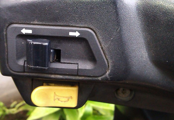 Ilustrasi posisi tombol lampu sein dan klakson motor Honda lawas