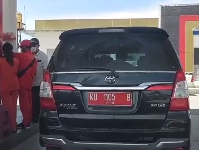 Pelat nomor Toyota Kijang Innova masih kedinasan merah KU 1105 B