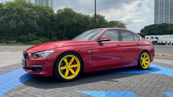 Lampu BMW generasi F30 pun juga kerap rontok pelindung kabel lampunya