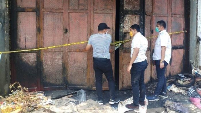 Polisi menyegel bengkel yang terbakar habis.