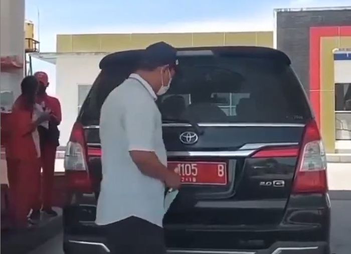 Oknum pengguna Toyota Kijang Innova mengganti pelat nomor dari hitam ke merah saat beli bensin di SPBU