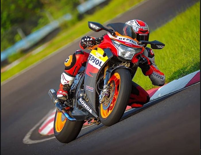 Aksi Bagus bersama CBR250R miliknya saat trackday