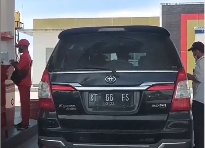 Setelah isi bensin selesai, pelat nomor merah dicabut menjadi pelat hitam KT 66 FS