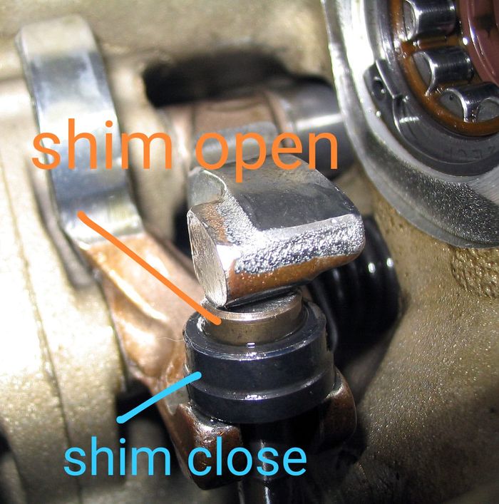 Di sistem Desmodromic pengecekan celah klep ada 2, yaitu untuk shim open dan shim close
