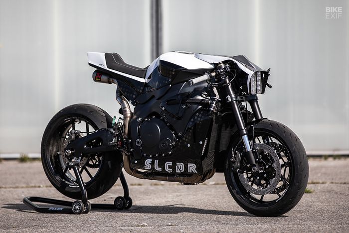 Fairing depan dibuat unik yang mengalir ke tangki melewati atas setang