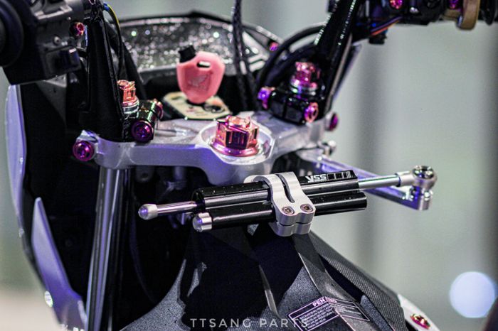 Dipasang juga steering damper YSS dan baut-baut titanium