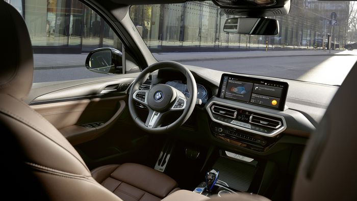 Interior BMW iX3 penyegaran.