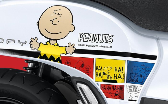 Motif Charlie Brown di bodi samping Honda Scoopy Snoopy.