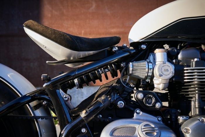 Jok dibalut suede dan suspensi belakang diganti produk Shock Factory