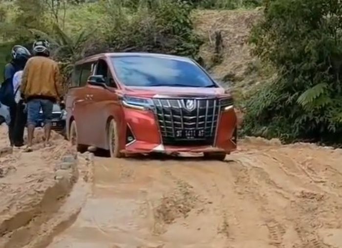 Toyota Alphard libas jalan berlumpur hingga dinilai salah pergaulan.