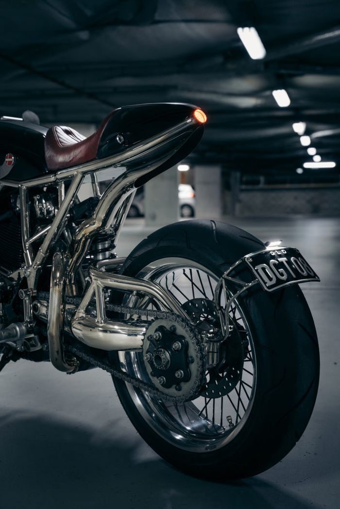 Swingarm diganti dengan model single-sided milik Ducati Monster