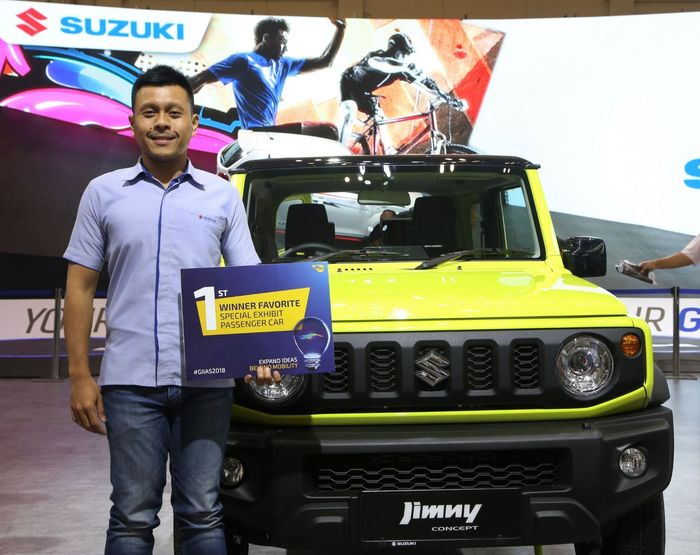 Harold Donnel bersama Suzuki Jimny