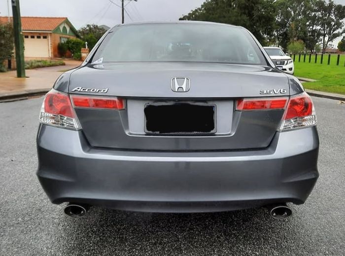 Buritan Honda Accord gen 8 bermesin 3.500 cc V6 dengan dua lubang knalpot