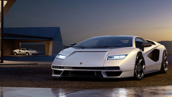 Lamborghini Countach LPI 800-4 dengan pendahulunya.