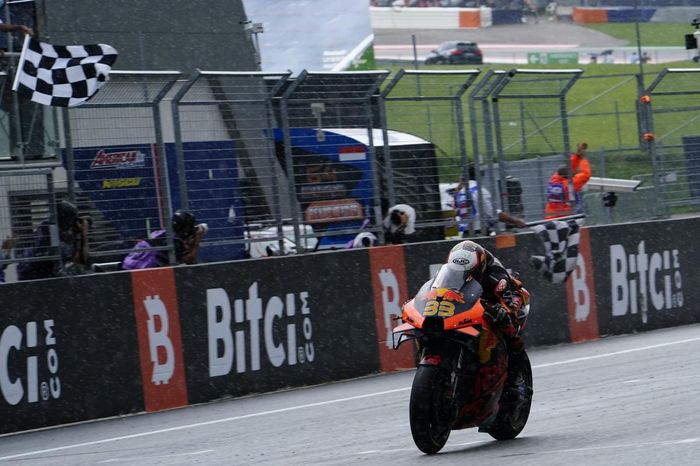 Brad Binder menang MotoGP Austria 2021 memakai ban slick meski kondisi lintasan basah