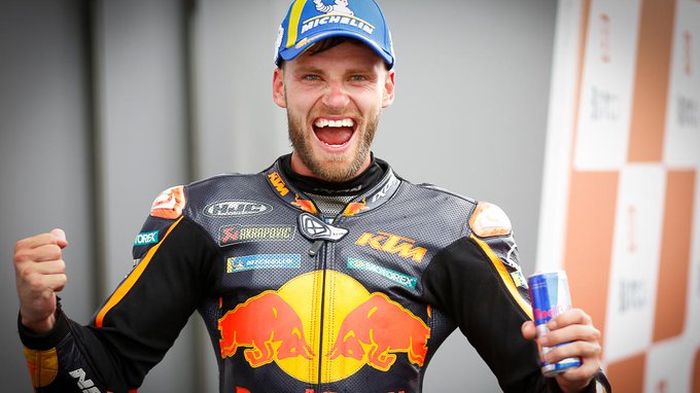Pembalap Red Bull KTM, Brad Binder, berpose sebagai juara balapan MotoGP Austria 2021 di Red Bull Ring, Minggu (15/8/2021).