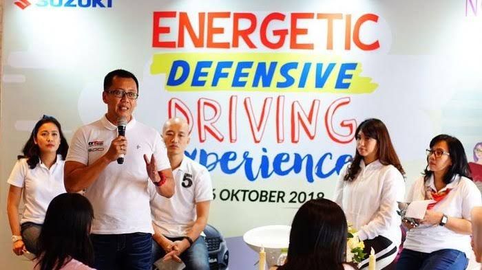 Sony Susmana sedang memberikan informasi seputar safety driving