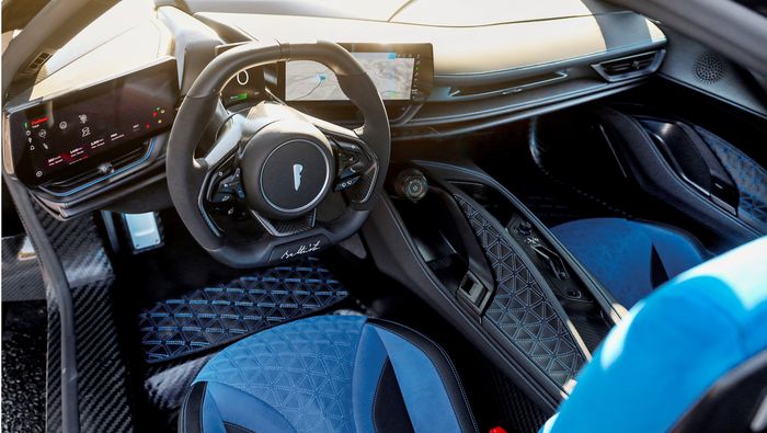 Interior Pininfarina Battista versi produksi.
