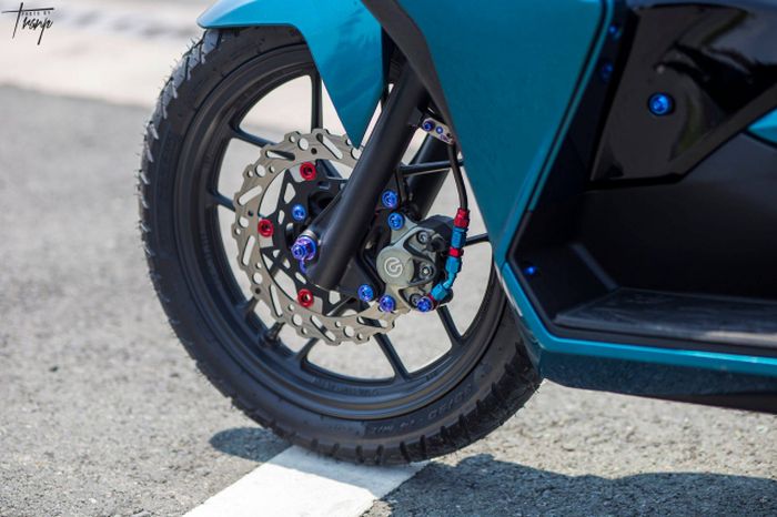 Kaki depan mendapatkan pelek dan pengereman baru