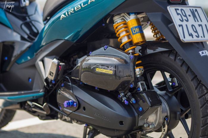 suspensi belakang kini memakai produk Ohlins