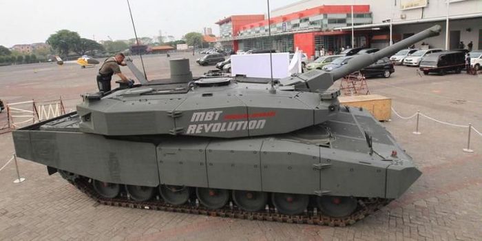 eknisi berada di atas Main Battle Tank Leopard yang dipamerkan pada Indo Defense di Jakarta Internatonal Expo, Kemayoran, Jakarta, Selasa (6/11/2012). Pameran tersebut diikuti 500 peserta dari 40 negara. Ajang unjuk gigi industri alutsista ini akan dibuka hari ini dan belrangsung hingga 10 November. (KOMPAS/RIZA FATHONI)