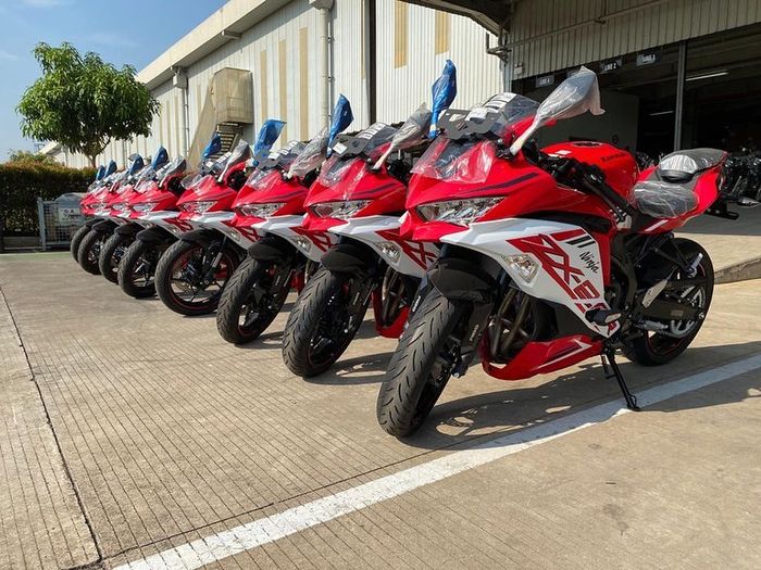 Kawasaki Ninja ZX-25R 2022 Merah Putih. Produksi aman karena sudah ada stok.