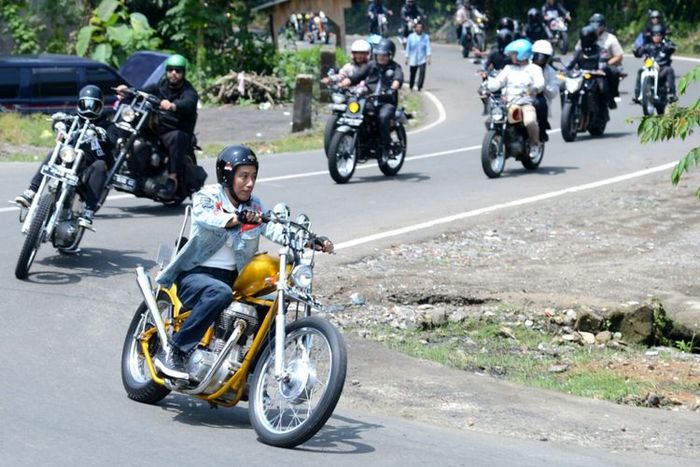 Presiden Joko Widodo dan rombongan bikers saat melakukan touring menggunakan motor chopper miliknya di Sukabumi, Jawa Barat, Minggu (8/4/2018). Di sela perjalanan itu, Jokowi sempat meninjau dua program padat karya yang dikerjakan oleh warga Sukabumi. (BIRO PERS SETPRES/KRIS ) 
