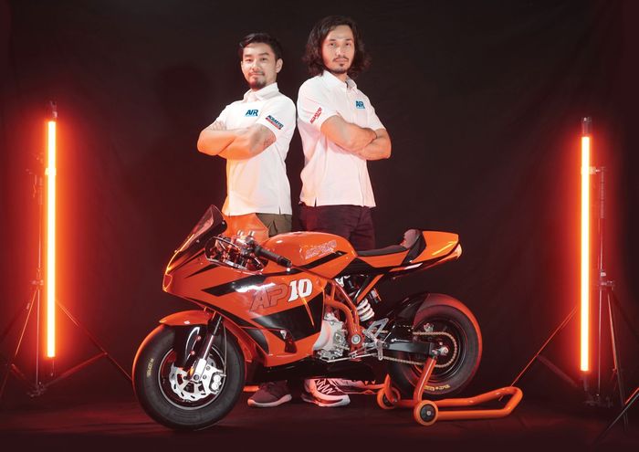 Alrasyid Indo Racing, hasil kolaborasi dari Rachmat Alrasyid (kanan) dan Harland Fadillah dalam mengembangkan bibit pembalap muda. 