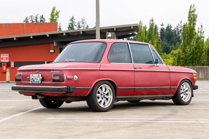 Modifikasi BMW 2002 klimis dengan laburan cat warna merah
