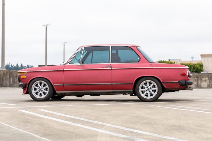 Modifikasi BMW 2002 ditopang pelek Rota ukuran 15 inci