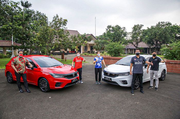 Atlet bulutangkis peraih emas Olimpiade 2020 Greysia Polii dan Apriyani Rahayu dapat hadiah Honda City Hatchback RS
