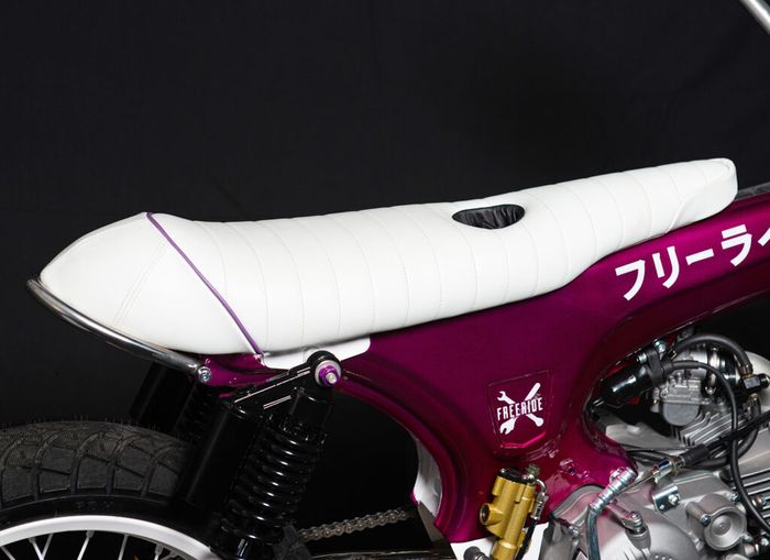 Jok pakai model kustom dengan warna putih yang mencolok