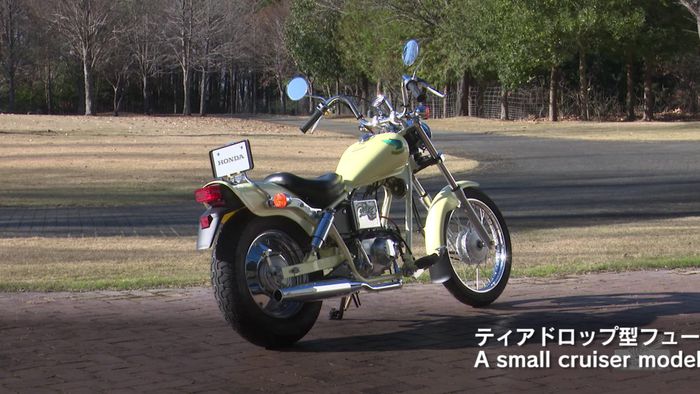 Tampak belakang Hampir-Davidson Honda Jazz.