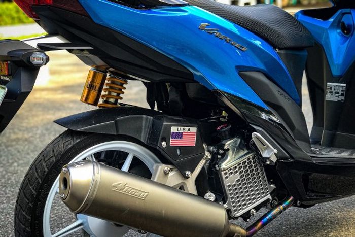 Shock belakang pakai Ohlins dan mesin diberi knalpot LeoVince 4Road