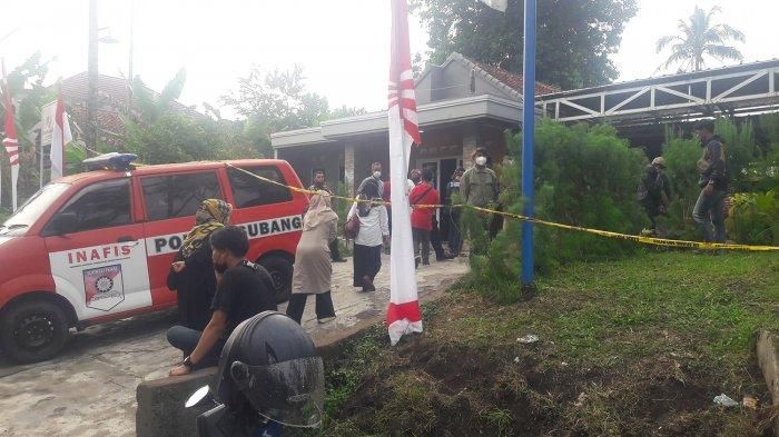 Polisi olah TKP ditemukannya istri dan anak kontraktor asal Subang tewas di dalam bagasi Toyota Alphard