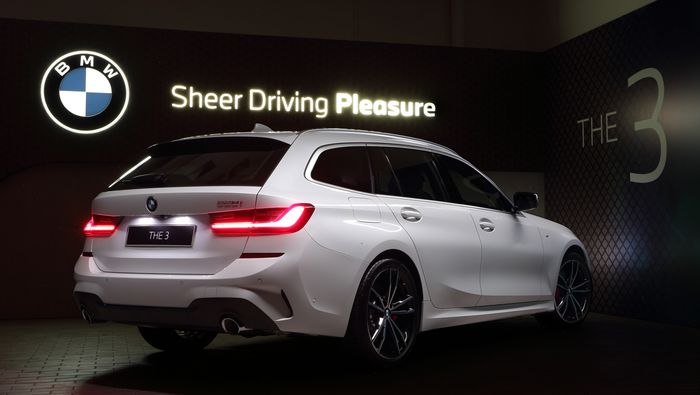 Bagian buritan BMW 320i Touring M Sport.