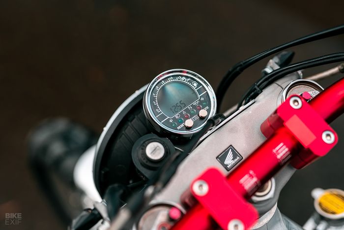 Area kokpit dibuat simpel dan minimalis