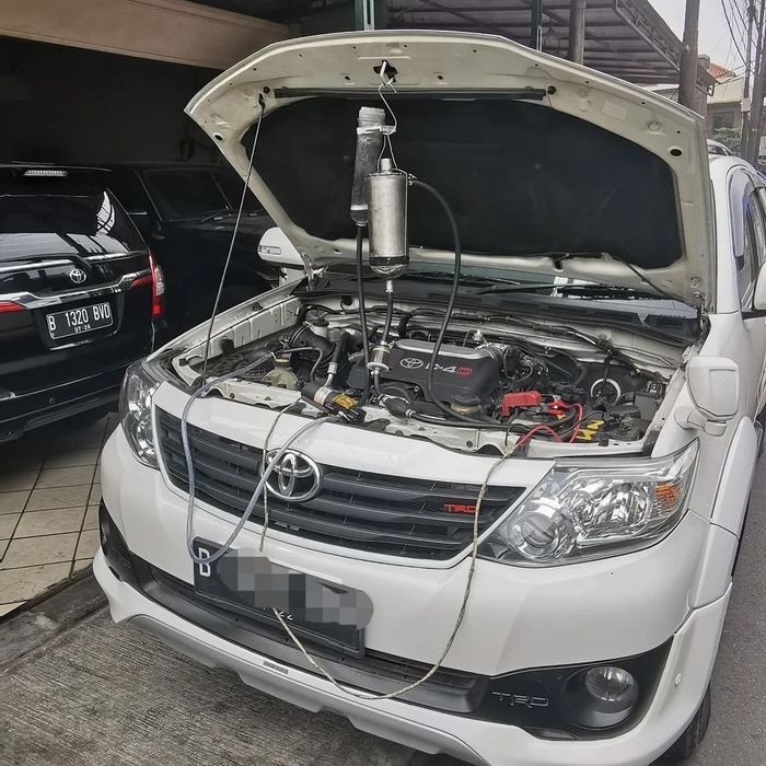 Purging mesin diesel, tabung kanan untuk membersihkan fuel system, tabung kiri untuk membersihkan air intake system