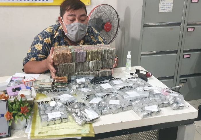 Kantung plastik yang dibawa Daniel berisikan uang beragam pecahan senilai Rp 22 juta