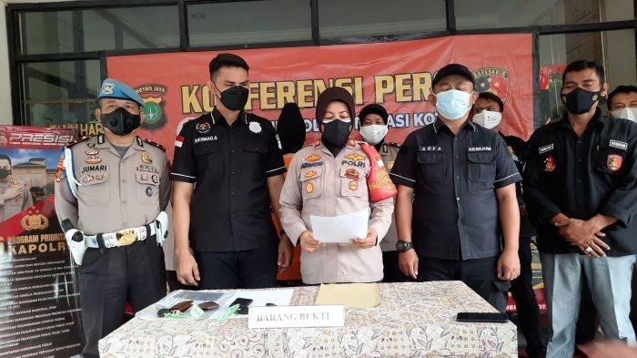 Konferensi pers aksi penggelapan empat mobil rental oleh mama muda inisial WA (31) asal Cikarang