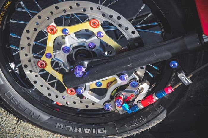 Kaki-kaki kini dipasangi pelek Excel dan set pengereman Brembo